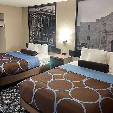 Отель Super 8 By Wyndham San Antonio Downtown Ne Экстерьер фото